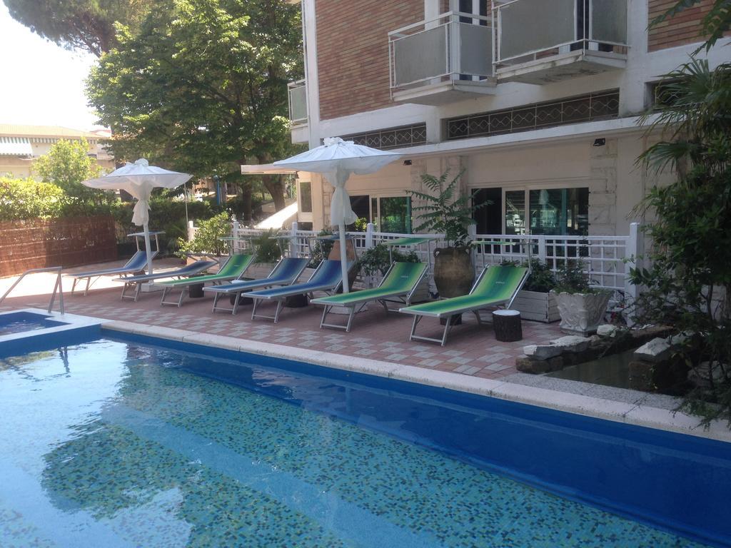 Hotel Miami Лідо-ді-Савіо Екстер'єр фото