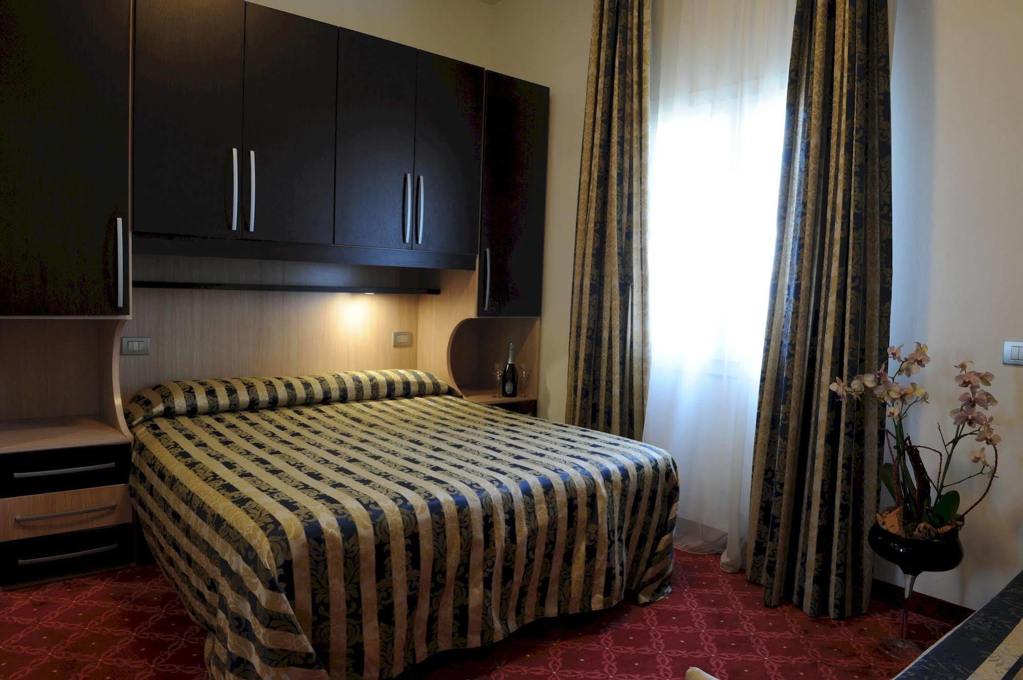 Hotel Miami Лідо-ді-Савіо Екстер'єр фото
